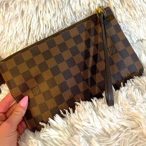 LV Wristlet Pouchette Never Full - 100% authentic